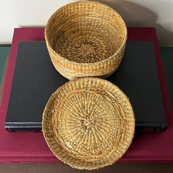 Woven Vintage Chinese Lidded Basket in Natural Straw - Picture 7 of 9